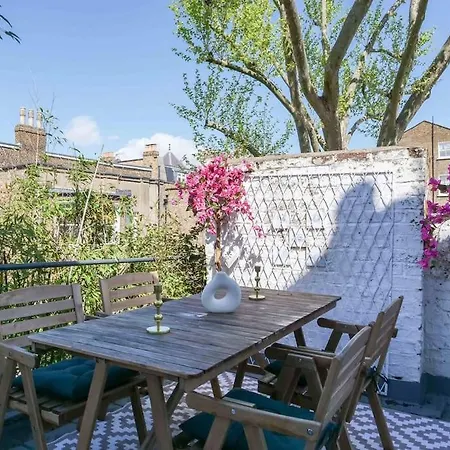 Stylish 2 Bed Flat On The Iconic Portobello Road
