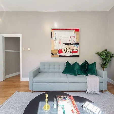 Stylish 2 Bed Flat On The Iconic Portobello Road Apartment