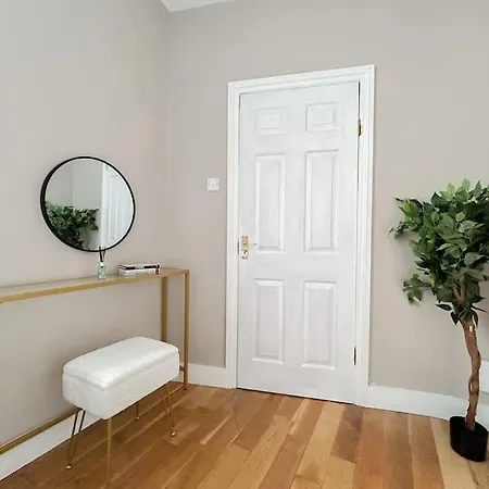 Stylish 2 Bed Flat On The Iconic Portobello Road