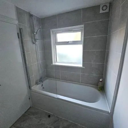 2-br In London, Ideal Location! 伦敦