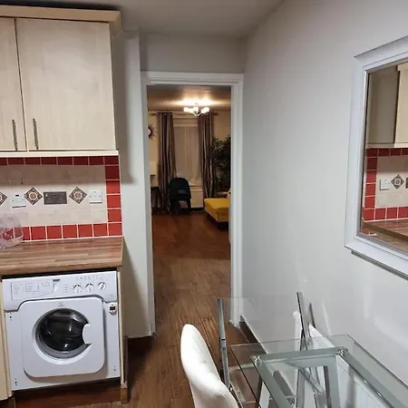 Apartment 1 Bedroom Flat In Zone 1 *