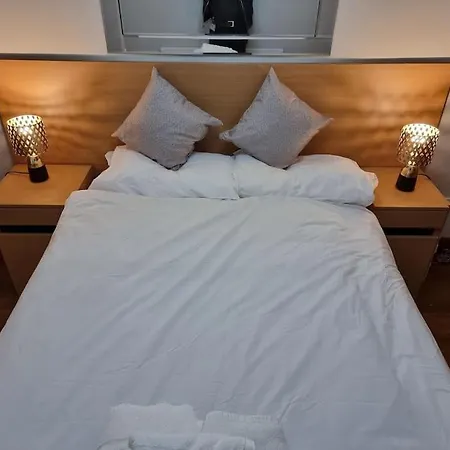 1 Bedroom Flat In Zone 1 *