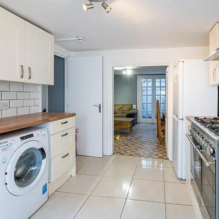 Guest house Beautiful House Refurbished London
