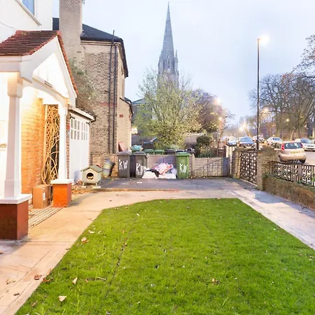 Kingswood Homestay London