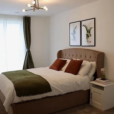 A Stylish Two Bedroom Modern With Parking 巴尔金