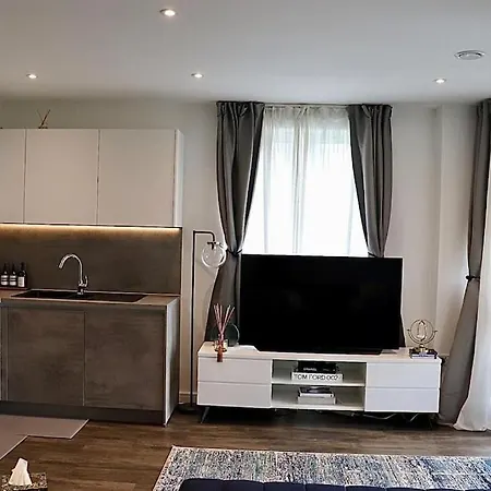 A Stylish Two Bedroom Modern With Parking *