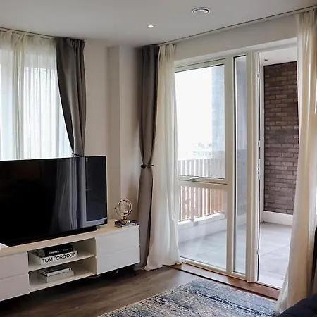 A Stylish Two Bedroom Modern With Parking 公寓 巴尔金