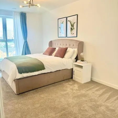 A Stylish Two Bedroom Modern With Parking * 巴尔金