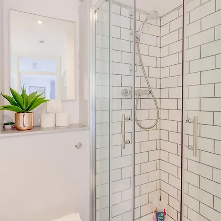 Bright 2 Bedroom Flat In Lambeth With Balcony Apartment
