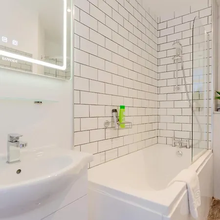 Bright 2 Bedroom Flat In Lambeth With Balcony * London