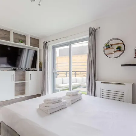 Bright 2 Bedroom Flat In Lambeth With Balcony