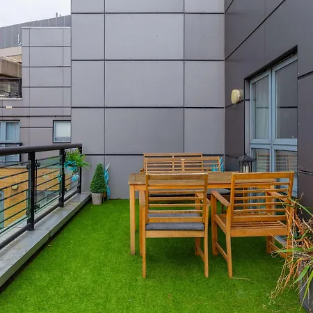 Bright 2 Bedroom Flat In Lambeth With Balcony *