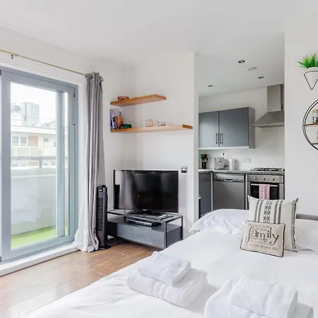 Bright 2 Bedroom Flat In Lambeth With Balcony London