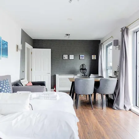 Bright 2 Bedroom Flat In Lambeth With Balcony Apartment London
