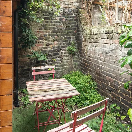 Victorian Garden Retreat: Hyde Park Elegance