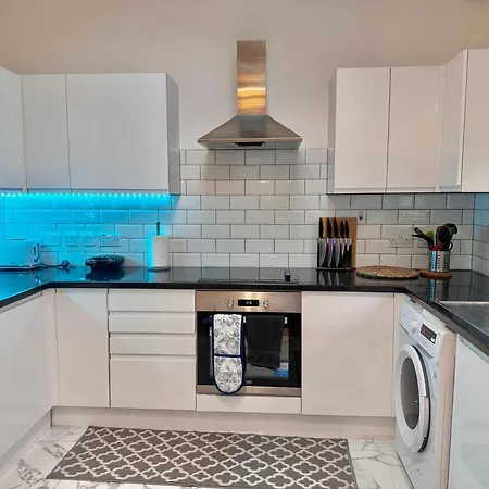 Modern 1-bed 30min To & Parking