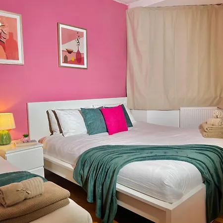 Modern 1-bed 30min To & Parking Apartment