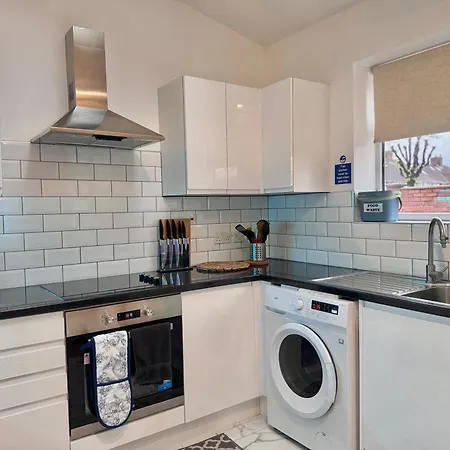 Apartment Modern 1-bed 30min To & Parking *