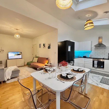 Modern 1-bed 30min To & Parking Apartment London