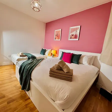 Modern 1-bed 30min To & Parking Apartment