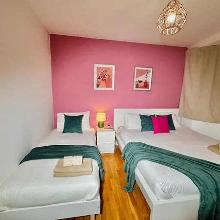 Modern 1-bed 30min To & Parking Apartment