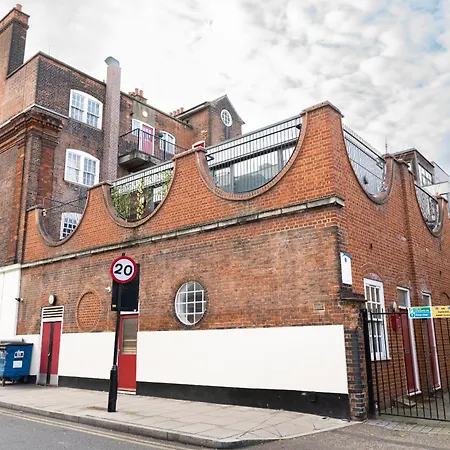 Bartlett House With Terrace Near Greenwich Holiday home London