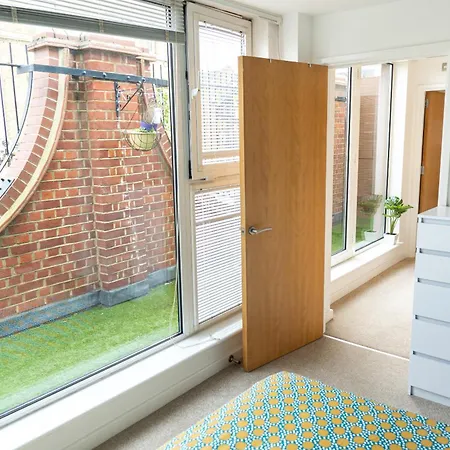 Bartlett House With Terrace Near Greenwich London