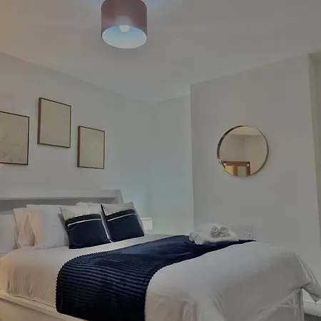 Holiday home Spacious 3 Bedroom House Near London, O2, Excel, Stratford, Tube Station & Parking Available London