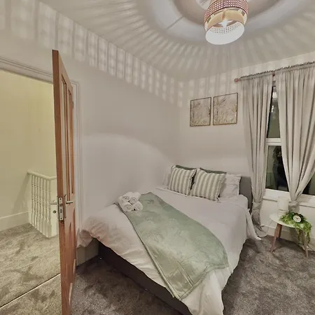 Spacious 3 Bedroom House Near London, O2, Excel, Stratford, Tube Station & Parking Available Holiday home London