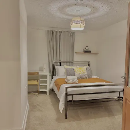 Spacious 3 Bedroom House Near London, O2, Excel, Stratford, Tube Station & Parking Available