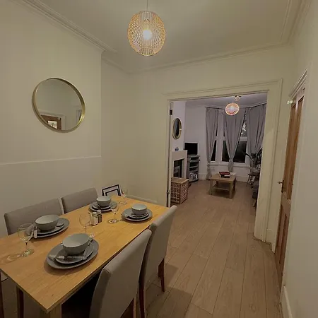 Spacious 3 Bedroom House Near London, O2, Excel, Stratford, Tube Station & Parking Available Holiday home *