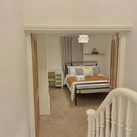 Spacious 3 Bedroom House Near London, O2, Excel, Stratford, Tube Station & Parking Available