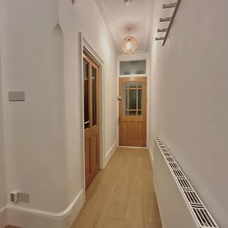Spacious 3 Bedroom House Near London, O2, Excel, Stratford, Tube Station & Parking Available Holiday home *