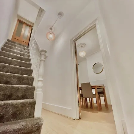 Spacious 3 Bedroom House Near London, O2, Excel, Stratford, Tube Station & Parking Available Holiday home