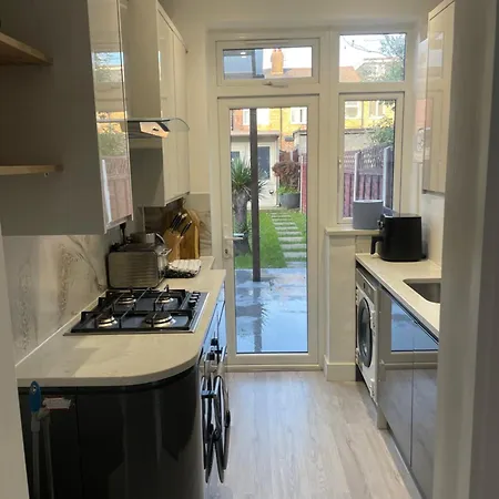 Modern With Driveway Parking For 2 Vehicles, Near Tottenham Hotspur Stadium, White Hart Lane Train Station *