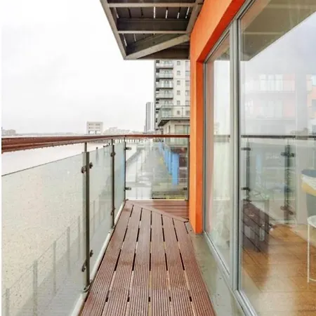 Amazing River View 2 Bedroom Apartment, Sleeps 6 , Balcony And Parking Apartment *