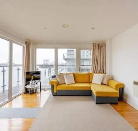 Amazing River View 2 Bedroom Apartment, Sleeps 6 , Balcony And Parking Apartment