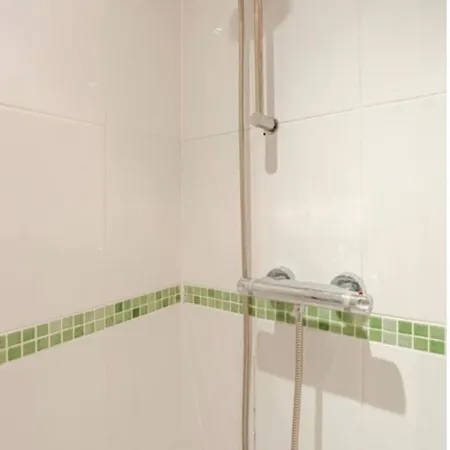 Amazing River View 2 Bedroom Apartment, Sleeps 6 , Balcony And Parking London