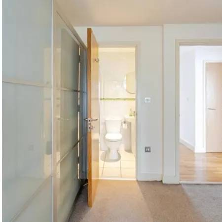 Amazing River View 2 Bedroom Apartment, Sleeps 6 , Balcony And Parking Apartment London