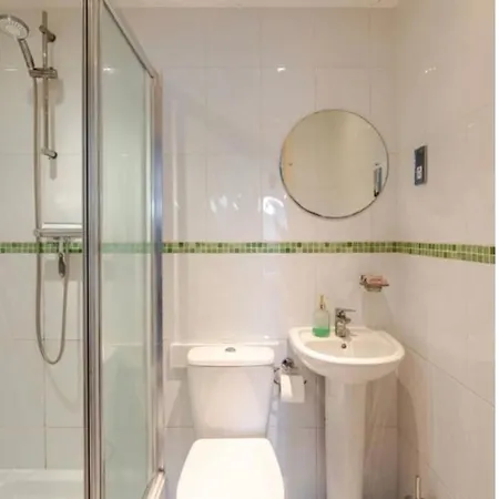 Amazing River View 2 Bedroom Apartment, Sleeps 6 , Balcony And Parking Apartment *