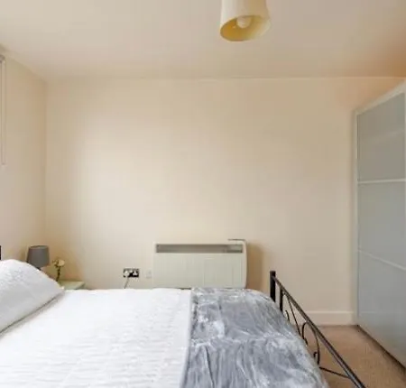 Apartment Amazing River View 2 Bedroom Apartment, Sleeps 6 , Balcony And Parking *