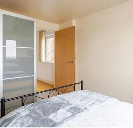 Amazing River View 2 Bedroom Apartment, Sleeps 6 , Balcony And Parking *