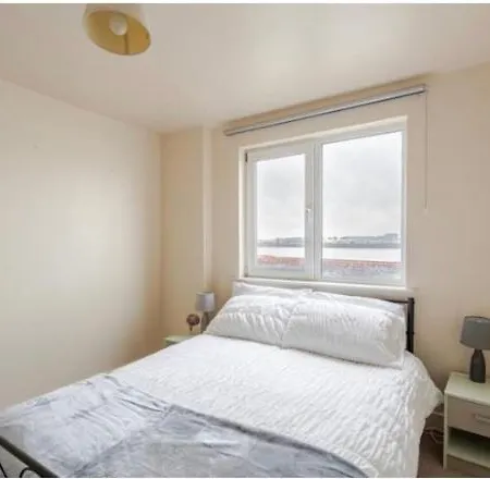 Apartment Amazing River View 2 Bedroom Apartment, Sleeps 6 , Balcony And Parking *