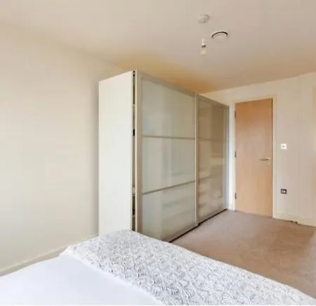 Amazing River View 2 Bedroom Apartment, Sleeps 6 , Balcony And Parking *