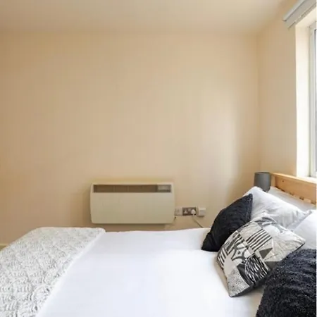 Amazing River View 2 Bedroom Apartment, Sleeps 6 , Balcony And Parking London