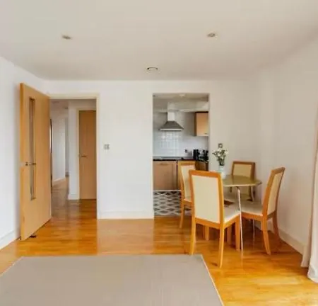 Amazing River View 2 Bedroom Apartment, Sleeps 6 , Balcony And Parking Apartment London