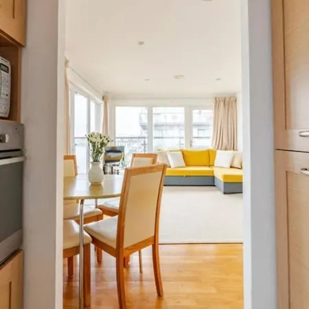 Amazing River View 2 Bedroom Apartment, Sleeps 6 , Balcony And Parking Apartment