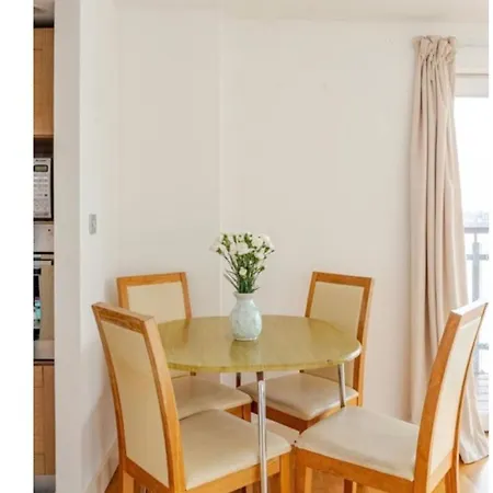 Apartment Amazing River View 2 Bedroom Apartment, Sleeps 6 , Balcony And Parking London