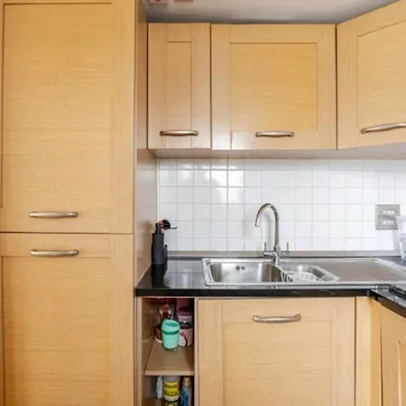 Apartment Amazing River View 2 Bedroom Apartment, Sleeps 6 , Balcony And Parking