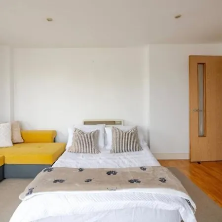 Apartment Amazing River View 2 Bedroom Apartment, Sleeps 6 , Balcony And Parking London